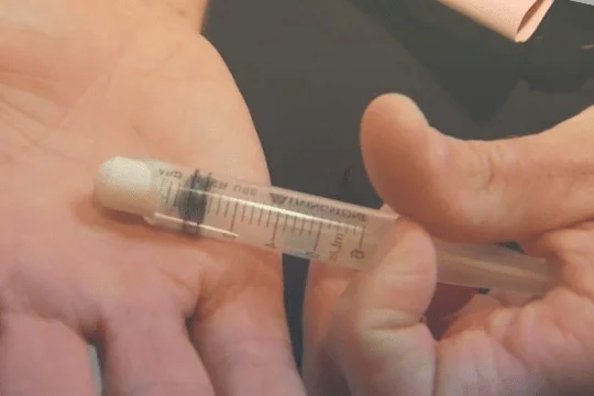 Вшиваемая ампула в шприце