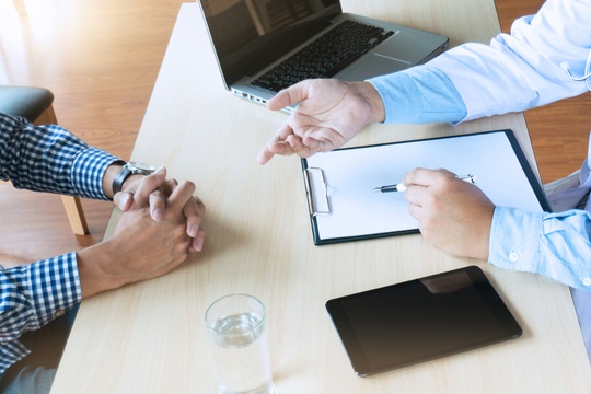 Руки пациента и врача на столе